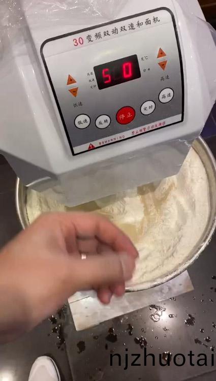 變(bian)頻(pin)雙動(dong)雙(shuang)速(su)咊(he)麵(mian)機(ji)